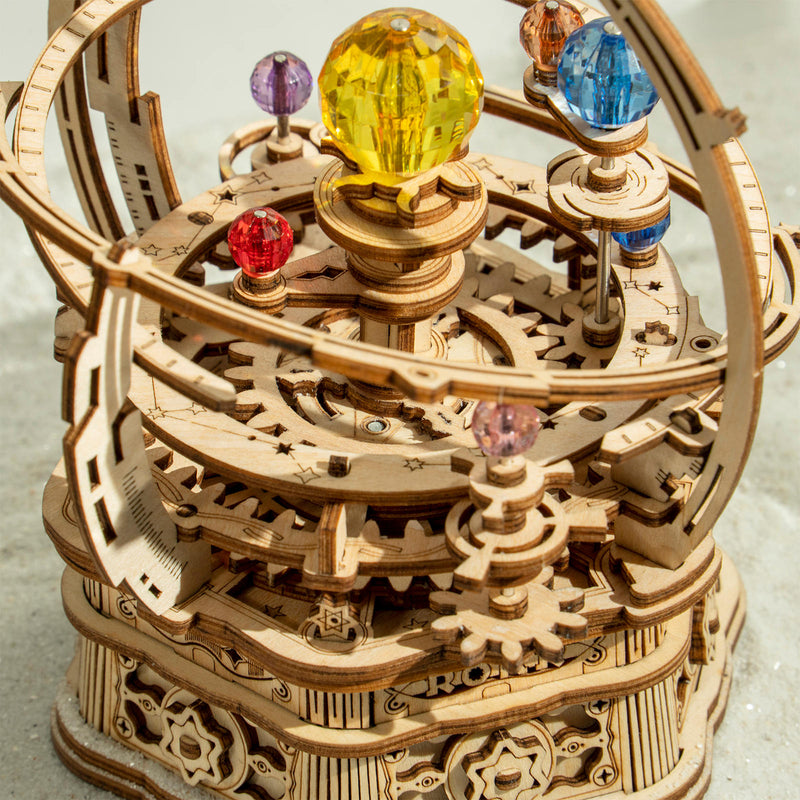 Details des Räderwerks unter dem Planetarium des Robotime Starry Night