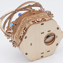 Der kleine Schlüssel an der Unterseite zum Aufziehen des Robotime Starry Night