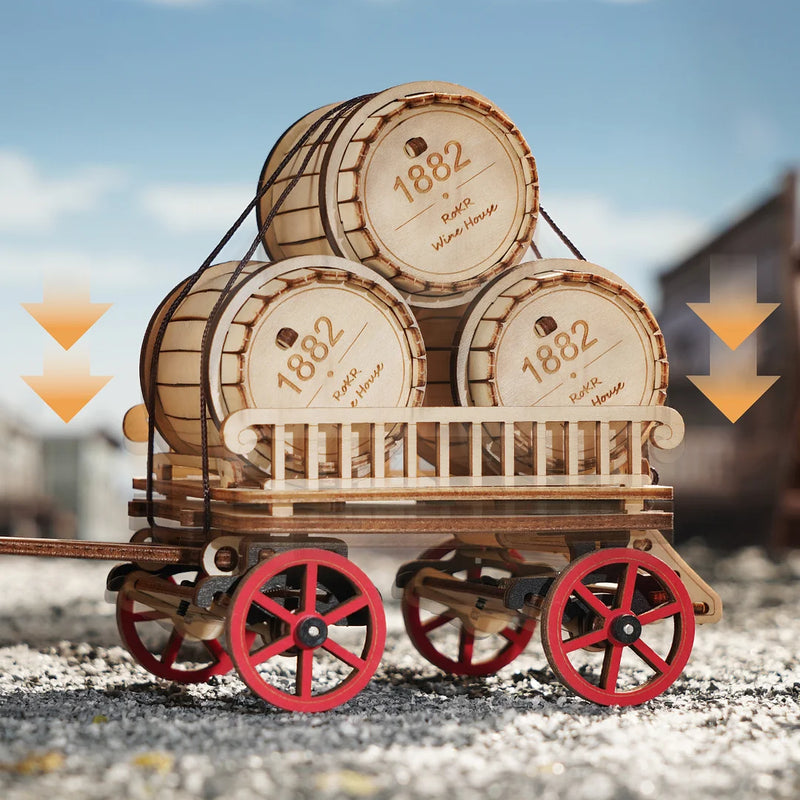 Drei kleine Holzfässer auf dem Anhänger der Robotime Steam Engine