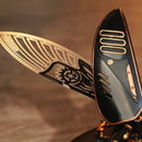 Aufgeklapptes Flügel- und Deckenschild des Robotime Storm Beetle