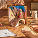 Zwei Personen bauen die Robotime Street Scene Book Nook