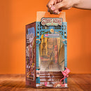 Demonstration der Dust Sheet, die vor der Eröffnung des Robotime Street Scene Book Nook verschoben werden kann