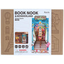 Vorderseite der Verpackung der Robotime Street Scene, Book Nook eines Straßenbildes in Perspektive mit einer Treppe im Vordergrund