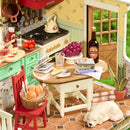 Ein Tisch voller Speisen, Getränke und anderer Dinge im Interieur der Robotime Sunlit Farmhouse Kitchen
