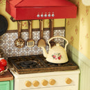 Der altmodische Pfeifkessel auf dem Gasherd der Robotime Sunlit Farmhouse Kitchen