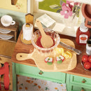 Geschnittenes Obst und eine große Schüssel mit Marmelade, die in der Robotime Sunlit Farmhouse Kitchen zubereitet wird