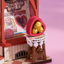 Bonbons in einer herzförmigen Schachtel im Robotime Sweet Chocolate Shop