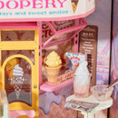 Das Verkaufsfenster in der Fassade der Eisdiele im Robotime Sweet Scoopery Ice Cream