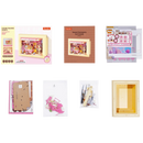 Packungsinhalt der Robotime Sweet Scoopery Ice Cream, Diorama in einem Rahmen eines Eiswagens vor einer niedlichen Eisdiele