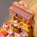 Draufsicht auf die Köstlichkeiten, die im Robotime Sweetie's Donut Shop ausgestellt sind