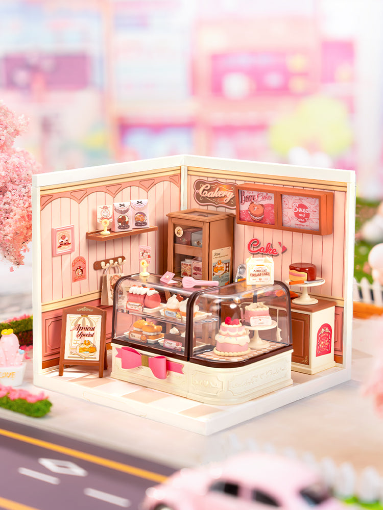 Atmosphärische Präsentation der Robotime Tasty Cake Shop, Kunststoff-Miniaturhaus eines süßen rosa Tortenladens