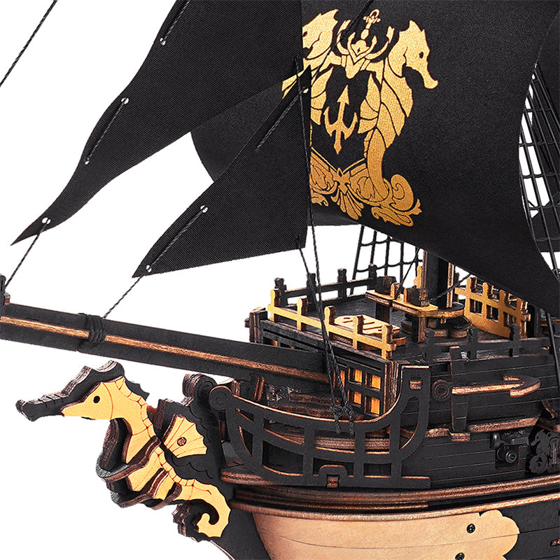 Bug der Robotime Seahorse Barque, schwarzes Segelschiff aus Holz mit goldenen Details