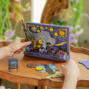 Eine Person baut den letzten Teil des Robotime The Starry Night