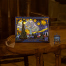 Atmosphärische Präsentation der Robotime The Starry Night, Holz-Diorama-Bausatz von Van Goghs Sternennacht
