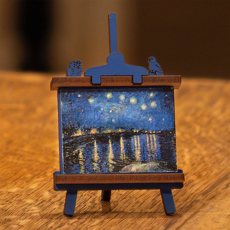 Das kleine Gemälde auf einem Miniatur-Staffelei in Robotime The Starry Night