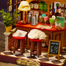 Details der Bar und des Hockers mit der schlafenden Katze in der Robotime Tipsy Cat Bar