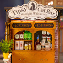 Der mit Getränken gefüllte Schrank und das Schild der Robotime Tipsy Cat Bar