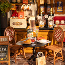 Nahaufnahme eines Tisches mit Stühlen und der Bar im Hintergrund des Robotime Tipsy Restaurant