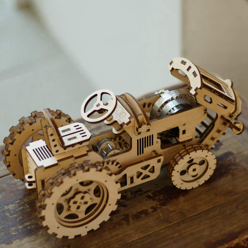 Detail der Oberseite und das Innenleben des Robotime Tractor