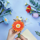 Eine Person bastelt das Robotime Twilight Sky Bouquet