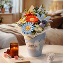 Atmosphärische Präsentation der Robotime Twilight Sky Bouquet, Bausatz für einen Strauß Kunststoffblumen in einer blauen Vase