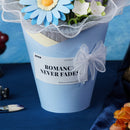 Nahaufnahme der Vase mit Schleife und dem Aufdruck „Romance Never Fades“ aus den Robotime Twilight Sky Bouquet