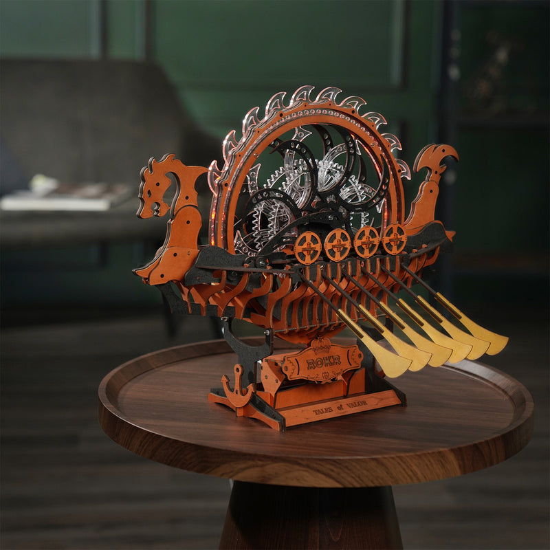 Atmosphärische Präsentation der Robotime Viking Dragon Ship, Holzbausatz eines Wikingerschiffs mit beweglichen Rudern und leuchtendem Rad auf dem Deck