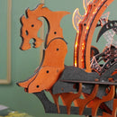 Bugfigur in Form eines Drachenkopfes an der Vorderseite des Robotime Viking Dragon Ship