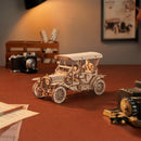 Atmosphärische Präsentation der Robotime Vintage Classic Car, Holzbausatz eines legendären Oldtimers