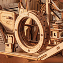 Ersatzreifen an der Seite des Robotime Vintage Classic Car