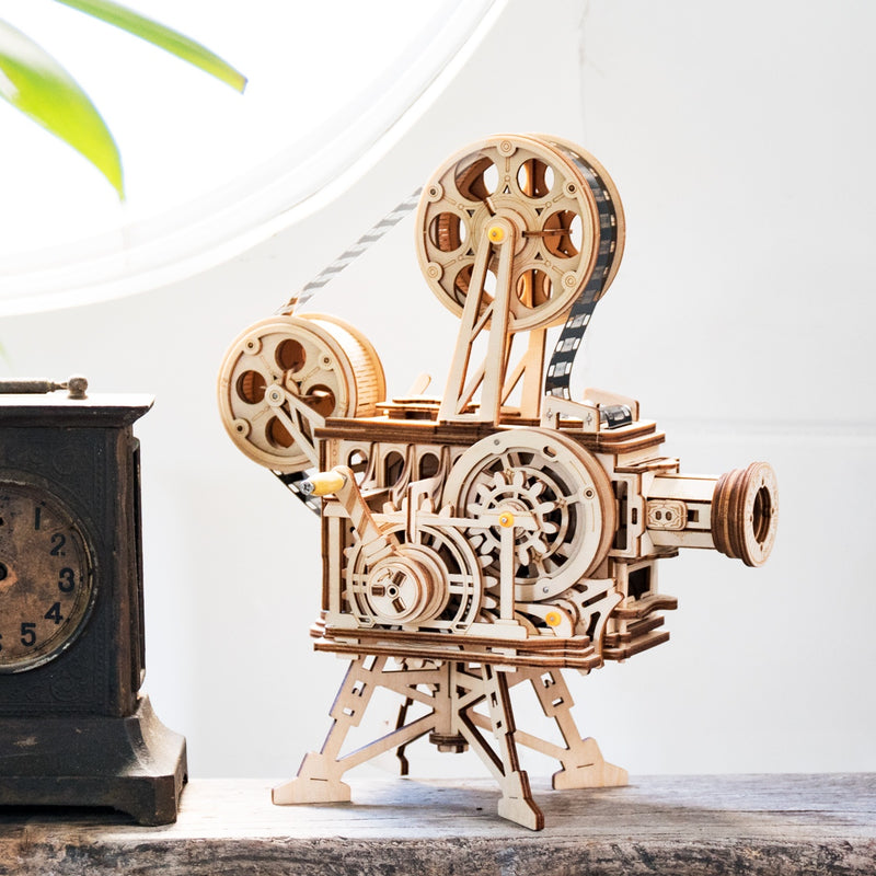 Atmosphärische Präsentation der Robotime Vitascope, Holzbausatz eines funktionierenden Filmprojektors