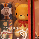 Der große Teddybär im Schaufenster des Robotime Whimsy Toy Shop