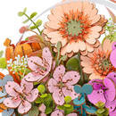 Nahaufnahme der Tulpen, Gerbera, Sakura und Orchideen im Robotime Wooden Blooming Book