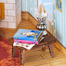 Ein Stapel Moomin-Bücher auf einem kleinen Tisch im Rolife Moominhouse