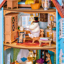 Moominpapa liest im Rolife Moominhouse eine Zeitung
