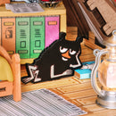 Stinky liegt ganz entspannt auf dem Boden im Rolife Moominhouse