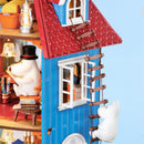Moomintroll klettert an einer Strickleiter an der Außenseite des Rolife Moominhouse