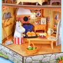 Moominmamma backt Brötchen in der kleinen Küche des Rolife Moominhouse