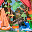 Snufkin im Wald im Hintergrund des Rolife Moomintroll Forest Camp
