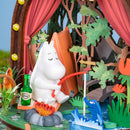Moomintroll angelt gemächlich im Rolife Moomintroll Forest Camp