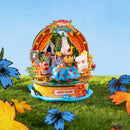 Atmosphärische Präsentation der Rolife Snorkmaiden’s Garden Party, Bausatz für eine Moomin Miniatur, in der Snorkmaiden von Moomintroll ein Buffet serviert bekommt