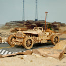 Seitenansicht des Robotime Grand Prix Car auf einer Straße in stimmungsvoller Umgebung