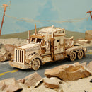 Seitenansicht des Robotime Heavy Truck auf der Straße in atmosphärischer Umgebung
