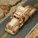 Draufsicht auf den Robotime Heavy Truck auf der Straße in atmosphärischer Umgebung