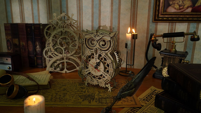 Die Robotime Owl Clock und Pendulum Clock in einem dunklen Raum mit Kerzenlicht und Vintage-Deko