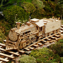 Vorderansicht des Robotime Prime Steam Express in einer stimmungsvollen, grünen Umgebung